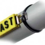 Die Befestigung am Kabel mit Edelstahlband und Kabelbinder