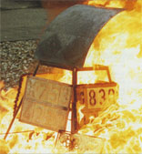 Gefahrguttafel während des Feuertests